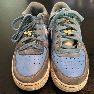 Nike Air Force Youth Size 5Y in blue. good condition